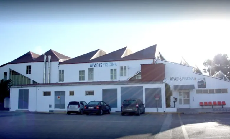 Fachada de la piscina climatizada de APADIS en Villena